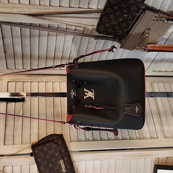 Louis Vuitton LockMe Noir - Picture 2 of 16